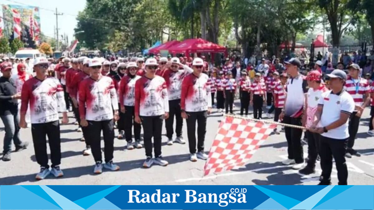 Bupati Bangkalan Lukman Hakim melepas peserta Lomba Gerak Jalan tingkat SMA/SMK/MAN dan kategori umum di Jalan Letnan Abdullah, Bangkalan, Minggu (9/8/2026). (Foto Dok Ho/RadarBangsa.co.id)