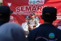 Bupati Bangkalan Lukman Hakim saat memberikan pembinaan kepada jajaran pegawai PUDAM Sejahtera di halaman kantor PUDAM Bangkalan, Jumat (7/8/2026). (Foto Dok Ho/RadarBangsa.co.id)