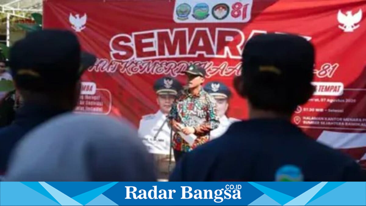 Bupati Bangkalan Lukman Hakim saat memberikan pembinaan kepada jajaran pegawai PUDAM Sejahtera di halaman kantor PUDAM Bangkalan, Jumat (7/8/2026). (Foto Dok Ho/RadarBangsa.co.id)