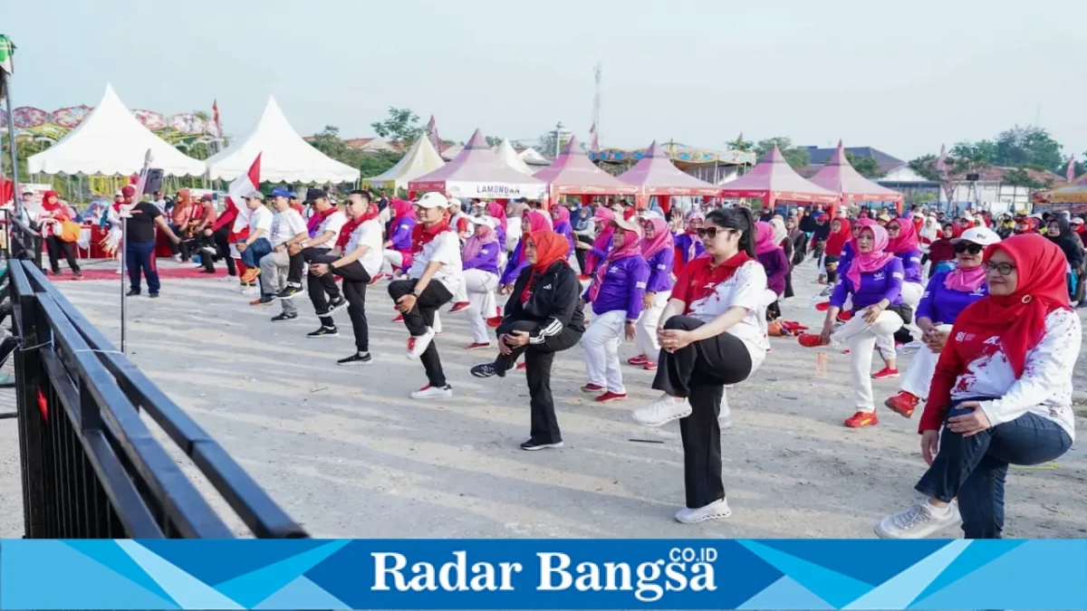 Bupati Lamongan Yuhronur Efendi mengikuti kegiatan Jalan Sehat dan Gowes dalam rangka HUT ke-81 RI di Kawasan Gajah Mada, Minggu (16/8). (Foto Dok Ho/RadarBangsa.co.id)