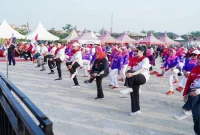 Bupati Lamongan Yuhronur Efendi mengikuti kegiatan Jalan Sehat dan Gowes dalam rangka HUT ke-81 RI di Kawasan Gajah Mada, Minggu (16/8). (Foto Dok Ho/RadarBangsa.co.id)