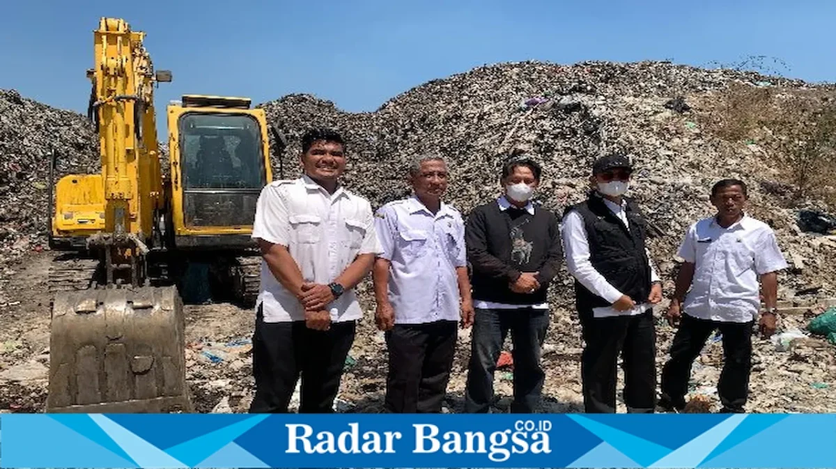 Bupati Lamongan Yuhronur Efendi saat meninjau TPST dan TPA Tambakrigadung, Rabu, 12 Agustus. (Foto Dok Ho/RadarBangsa.co.id)