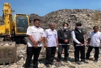 Bupati Lamongan Yuhronur Efendi saat meninjau TPST dan TPA Tambakrigadung, Rabu, 12 Agustus. (Foto Dok Ho/RadarBangsa.co.id)