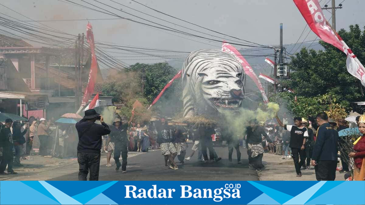 Bupati Malang Drs. H. M. Sanusi, M.M. bersama Ketua TP PKK Kabupaten Malang Hj. Anis Zaidah menghadiri Kirab Budaya dalam rangka Bersih Desa Sumberporong di Kecamatan Lawang, Minggu (9/8/2026). (Foto Dok Ho/RadarBangsa.co.id)