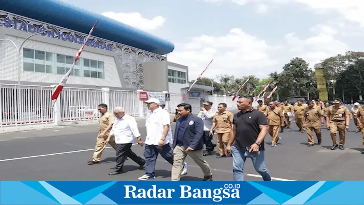 Bupati Malang Sanusi didampingi Sekda Budiar meninjau lahan aset Pemkab Malang di Kecamatan Kepanjen, Senin (24/8). (Foto Dok Ho/RadarBangsa.co.id)