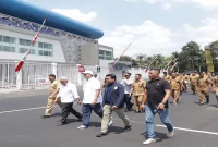 Bupati Malang Sanusi didampingi Sekda Budiar meninjau lahan aset Pemkab Malang di Kecamatan Kepanjen, Senin (24/8). (Foto Dok Ho/RadarBangsa.co.id)