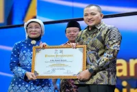 Bupati Rusdi Sutejo menerima Anugerah Adhi Bhakti HIMPAUDI di Cibubur, Senin (31/8/2026). (Dok Ho/RadarBangsa.co.id)