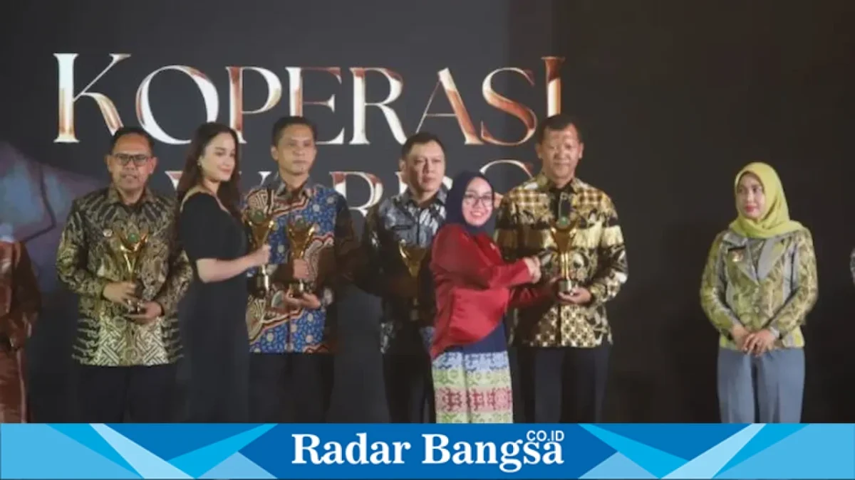 Sekda Kabupaten Pasuruan Yudha Triwidya Sasongko menerima penghargaan Bakti Koperasi Nayaka Mahambara 2026 untuk Bupati Rusdi Sutejo dalam Koperasi Awards 2026 di Hotel St. Regis, Jakarta Selatan, Kamis (20/8/2026) malam. (Foto Dok Ho/RadarBangsa.co.id)