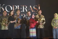 Sekda Kabupaten Pasuruan Yudha Triwidya Sasongko menerima penghargaan Bakti Koperasi Nayaka Mahambara 2026 untuk Bupati Rusdi Sutejo dalam Koperasi Awards 2026 di Hotel St. Regis, Jakarta Selatan, Kamis (20/8/2026) malam. (Foto Dok Ho/RadarBangsa.co.id)
