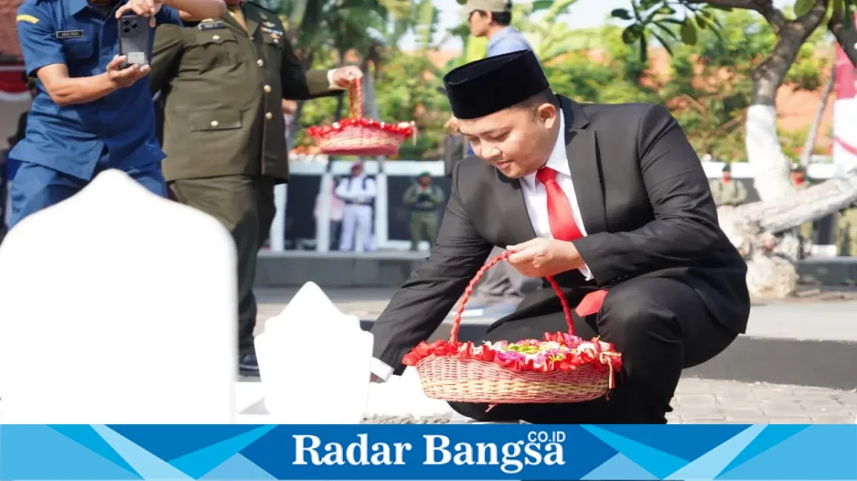 Bupati Pasuruan Rusdi Sutejo saat mengikuti ziarah nasional dan tabur bunga di TMP Bangil, Minggu (16/8/2026). (Foto Dok Ho/RadarBangsa.co.id)