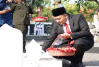 Bupati Pasuruan Rusdi Sutejo saat mengikuti ziarah nasional dan tabur bunga di TMP Bangil, Minggu (16/8/2026). (Foto Dok Ho/RadarBangsa.co.id)
