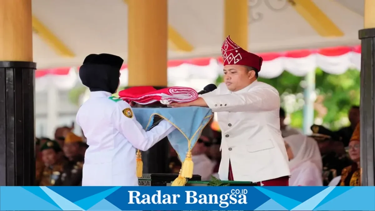 Bupati Pasuruan Rusdi Sutejo mengikuti upacara HUT ke-81 RI di Alun-Alun Bangil, Senin (17/8/2026). (Foto Dok Ho/RadarBangsa.co.id)