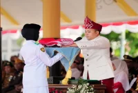Bupati Pasuruan Rusdi Sutejo mengikuti upacara HUT ke-81 RI di Alun-Alun Bangil, Senin (17/8/2026). (Foto Dok Ho/RadarBangsa.co.id)