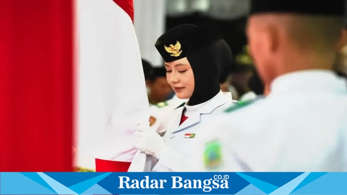 Bupati Pasuruan Rusdi Sutejo saat mengukuhkan 77 anggota Paskibraka Kabupaten Pasuruan Tahun 2026 di Pendopo Nyawiji Ngesti Wenganing Gusti, Sabtu (15/8/2026) malam. (Foto Dok Ho/RadarBangsa.co.id)
