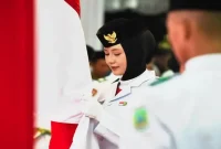 Bupati Pasuruan Rusdi Sutejo saat mengukuhkan 77 anggota Paskibraka Kabupaten Pasuruan Tahun 2026 di Pendopo Nyawiji Ngesti Wenganing Gusti, Sabtu (15/8/2026) malam. (Foto Dok Ho/RadarBangsa.co.id)