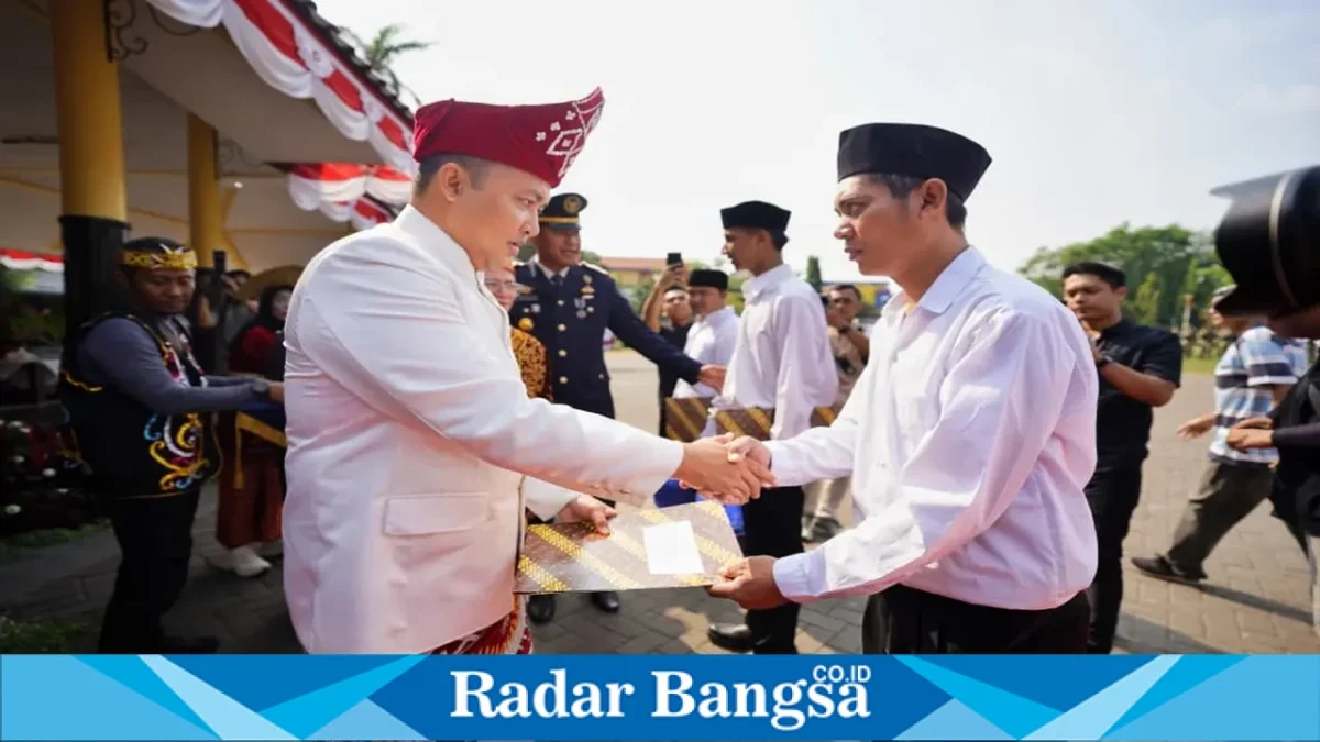 Bupati Pasuruan Rusdi Sutejo saat menyerahkan SK remisi kepada WBP Rutan Bangil di Alun-alun Bangil, Senin (17/8/2026). (Foto Dok Ho/RadarBangsa.co.id)