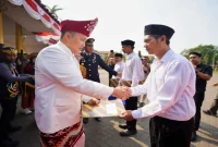 Bupati Pasuruan Rusdi Sutejo saat menyerahkan SK remisi kepada WBP Rutan Bangil di Alun-alun Bangil, Senin (17/8/2026). (Foto Dok Ho/RadarBangsa.co.id)