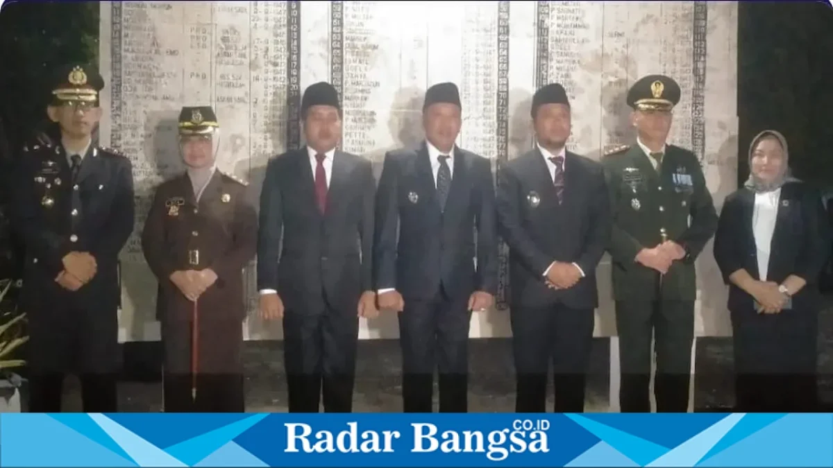Bupati Sampang H Slamet Junaidi saat memimpin renungan suci HUT ke-80 RI di Taman Makam Pahlawan Kusuma Negara, 15 Agustus 2025. (Foto Dok Ho/RadarBangsa.co.id)