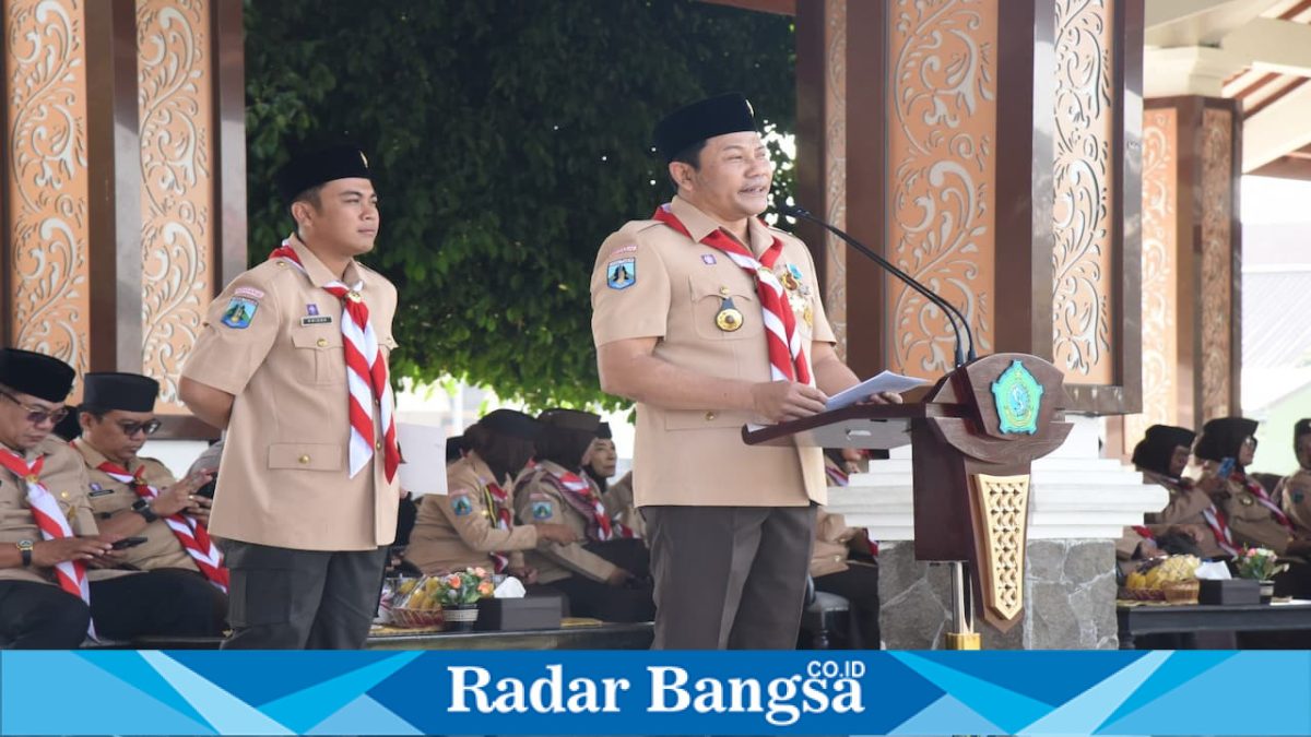 Bupati Subandi memimpin Apel Besar peringatan Hari Pramuka ke-65 di Alun-Alun Sidoarjo, Jumat (14/8/2026). (Foto Dok Ho/RadarBangsa.co.id)