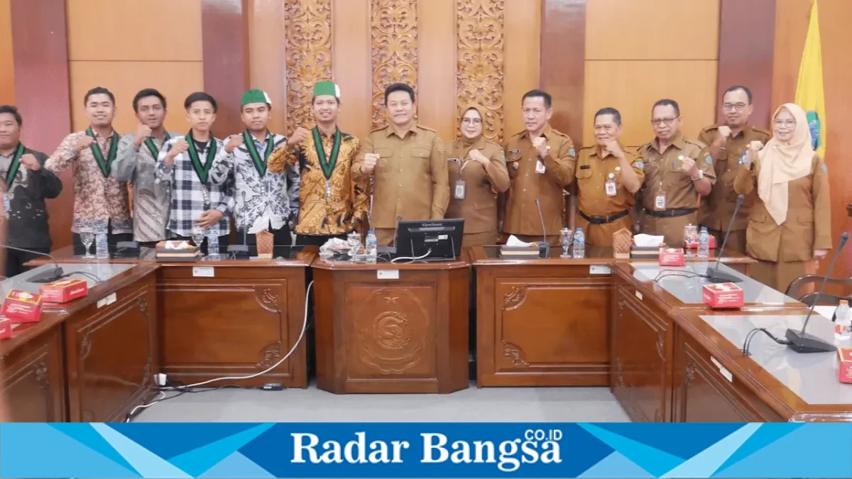Bupati Sidoarjo Subandi berdialog dengan pengurus HMI Cabang Sidoarjo di Ruang Delta Wicaksana Setda Sidoarjo, Selasa (18/8/2026). (Foto Dok Ho/RadarBangsa.co.id)
