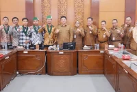 Bupati Sidoarjo Subandi berdialog dengan pengurus HMI Cabang Sidoarjo di Ruang Delta Wicaksana Setda Sidoarjo, Selasa (18/8/2026). (Foto Dok Ho/RadarBangsa.co.id)