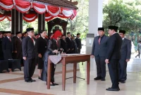 Bupati Sidoarjo Subandi saat mengambil sumpah dan janji jabatan pejabat Pemkab Sidoarjo di Pendopo Delta Wibawa, Rabu (26/8/2026). (Foto Dok Ho/RadarBangsa.co.id)