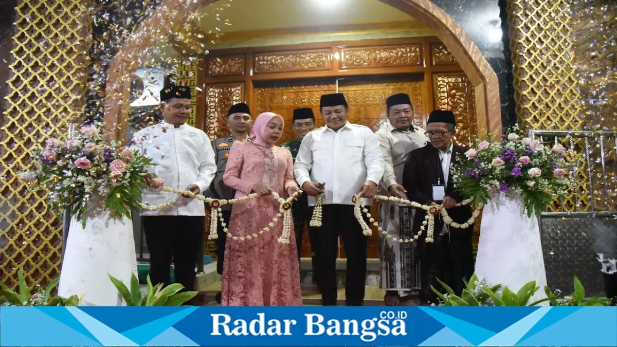 Bupati Sidoarjo Subandi saat meresmikan Masjid dan TPQ Al-Hibah di Desa Sedatigede, Senin (17/8/2026). (Foto Dok Ho/RadarBangsa.co.id)
