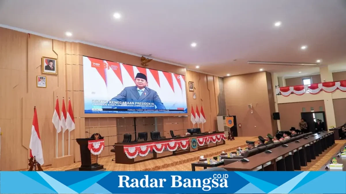 Bupati Lamongan Yuhronur Efendi bersama Forkopimda menyimak pidato kenegaraan Presiden Prabowo di Ruang Rapat Paripurna DPRD Lamongan, Jumat (14/8). (Foto Dok Ho/RadarBangsa.co.id)