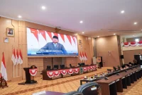 Bupati Lamongan Yuhronur Efendi bersama Forkopimda menyimak pidato kenegaraan Presiden Prabowo di Ruang Rapat Paripurna DPRD Lamongan, Jumat (14/8). (Foto Dok Ho/RadarBangsa.co.id)