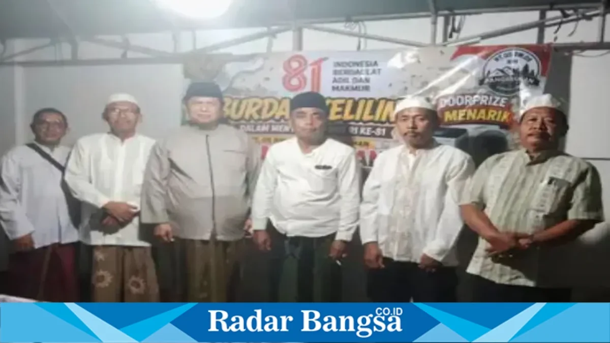 Warga Kelurahan Pengeranan RT 05/RW 09 menggelar pembacaan Burdah keliling dalam rangka HUT ke-81 Kemerdekaan RI di Kecamatan Bangkalan, Sabtu (15/8/2026). (Foto Dok Ho/RadarBangsa.co.id)