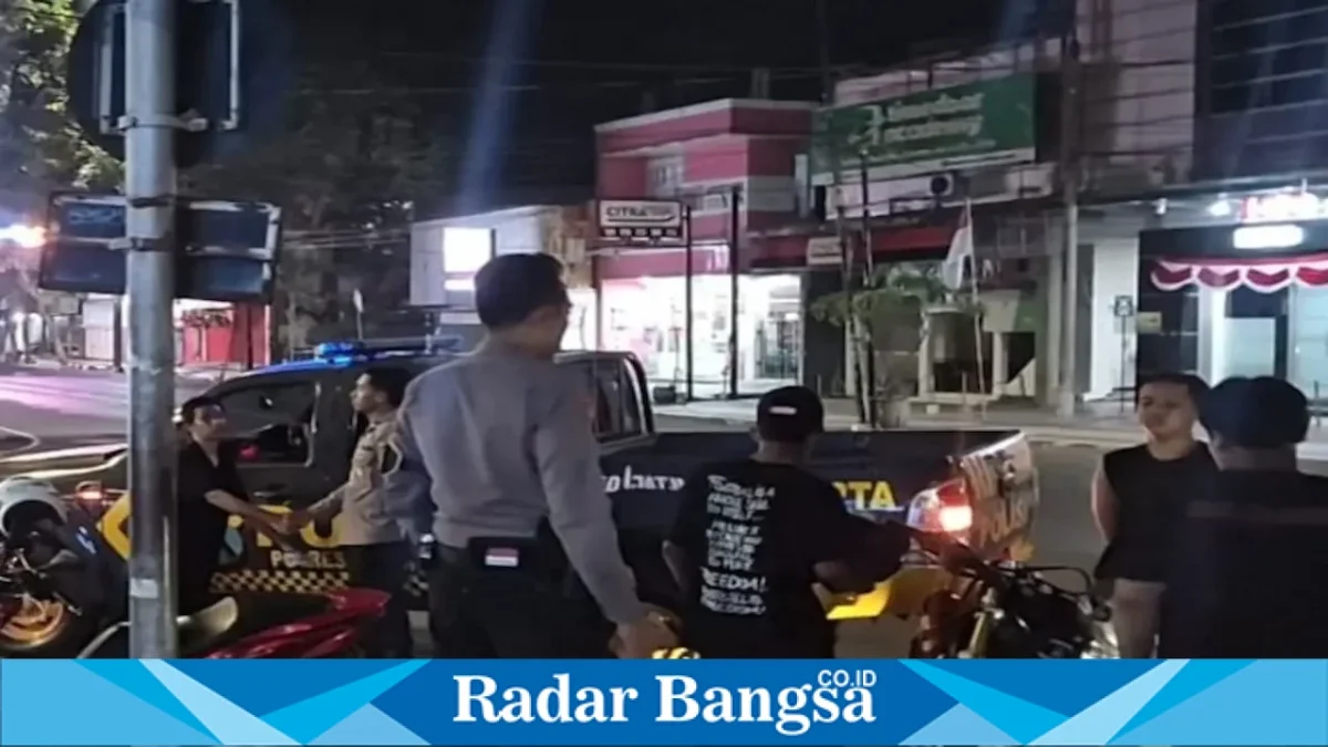 Petugas Polres Lamongan menindaklanjuti laporan masyarakat melalui Call Center 110 di wilayah Kabupaten Lamongan, Jumat-Sabtu (14-15/8/2026). (Foto Dok Ho/RadarBangsa.co.id)