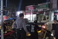 Petugas Polres Lamongan menindaklanjuti laporan masyarakat melalui Call Center 110 di wilayah Kabupaten Lamongan, Jumat-Sabtu (14-15/8/2026). (Foto Dok Ho/RadarBangsa.co.id)