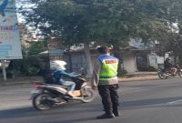 Petugas Polsek Tikung melaksanakan Commanderwish pagi dengan mengatur arus lalu lintas di Simpang Tiga depan Mako Polsek Tikung dan Simpang Tiga Pule Tikung, Sabtu 8 Agustus 2026. (Foto Dok Ho/RadarBangsa.co.id)