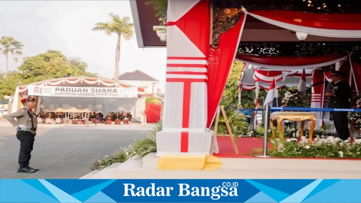 Dandim 0828/Sampang Letkol Czi Dika Catur Yanuar Anwar saat penurunan Bendera Merah Putih di halaman Pendopo Trunojoyo, Senin (17/8/2026). (Foto Dok Ho/RadarBangsa.co.id)