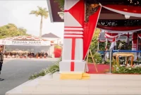 Dandim 0828/Sampang Letkol Czi Dika Catur Yanuar Anwar saat penurunan Bendera Merah Putih di halaman Pendopo Trunojoyo, Senin (17/8/2026). (Foto Dok Ho/RadarBangsa.co.id)