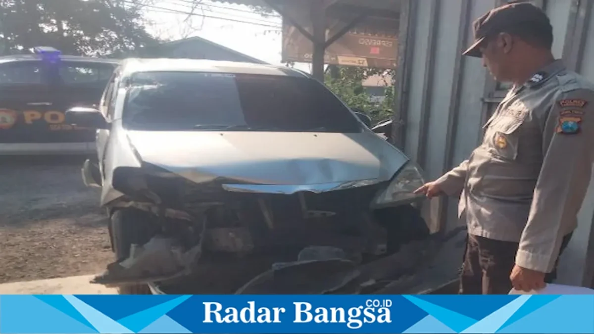 Mobil usai menabrak motor parkir di Banjarmadu, Minggu (30/8). (Dok Ho/RadarBangsa.co.id)