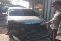 Mobil usai menabrak motor parkir di Banjarmadu, Minggu (30/8). (Dok Ho/RadarBangsa.co.id)