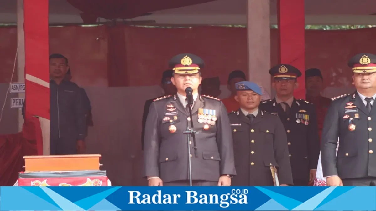 Dirreskrimsus Polda Riau Kombes Pol Ade Kuncoro Ridwan memimpin upacara HUT ke-81 RI di Lapangan Astaka Kantor Camat Bandar Sei Kijang, Senin (17/8/2026). (Foto Dok Ho/RadarBangsa.co.id)