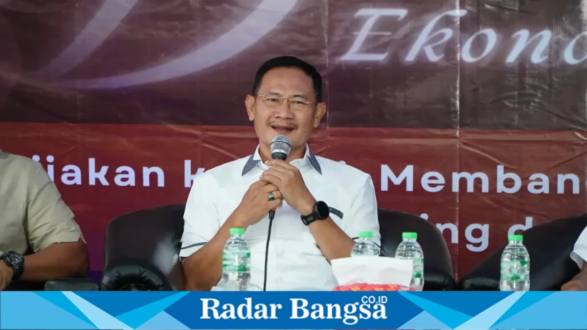 Bupati Yuhronur Efendi saat Bincang Ekonomi Daerah bersama mahasiswa UNISLA, Senin (31/8). (Dok HO/RadarBangsa.co.id)