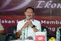 Bupati Yuhronur Efendi saat Bincang Ekonomi Daerah bersama mahasiswa UNISLA, Senin (31/8). (Dok HO/RadarBangsa.co.id)