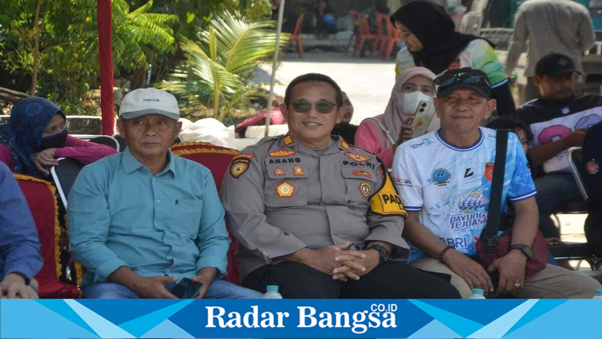 (Tengah) Kapolsek Laren AKP Anang Purwo Widodo memimpin pengamanan Festival Dayung Tejoasri 2026 di Desa Tejoasri, Kecamatan Laren, Kabupaten Lamongan, Minggu (9/8/2026). (Foto Dok Ho/RadarBangsa.co.id)