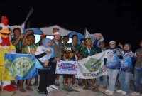 Bupati Lamongan Yuhronur Efendi menyerahkan piala kepada para juara Festival Dayung Tejoasri di Desa Tejoasri, Kecamatan Laren, Kabupaten Lamongan, Minggu (9/8/2026). (Foto Dok Ho/RadarBangsa.co.id)