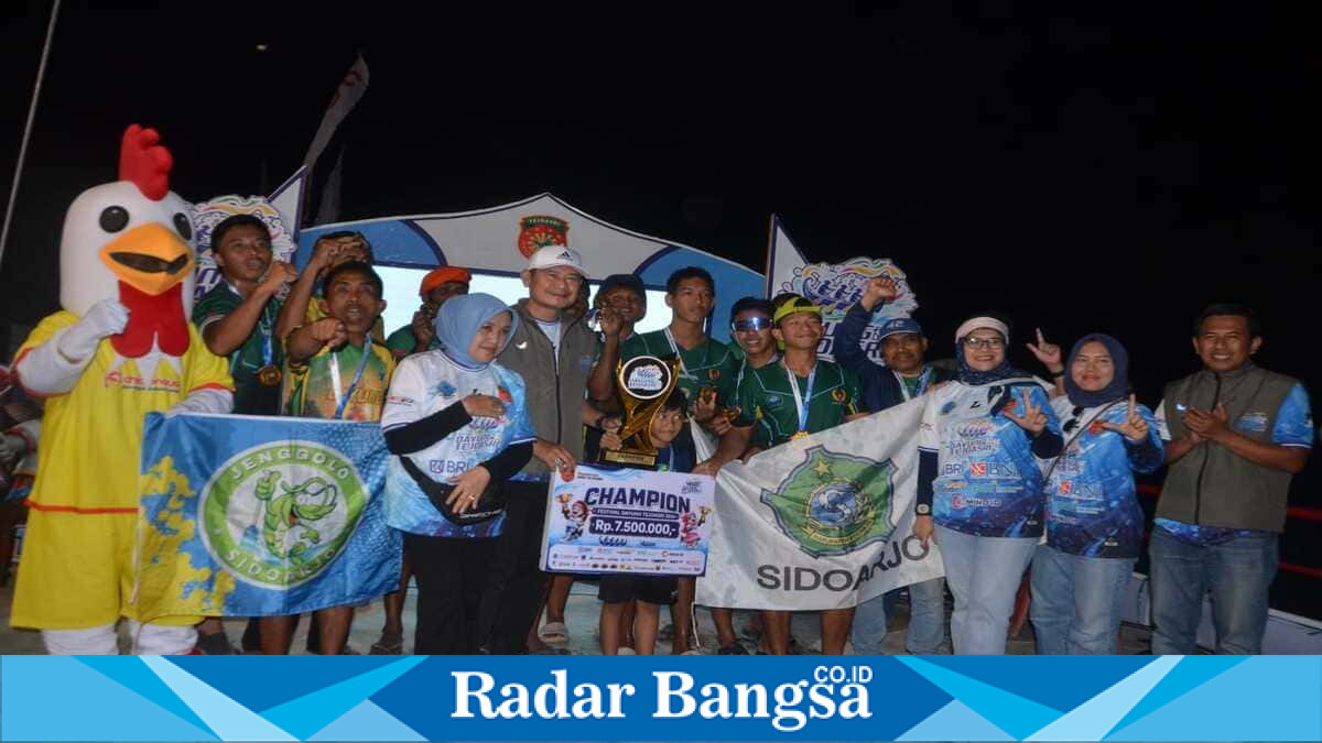 Bupati Lamongan Yuhronur Efendi menyerahkan piala kepada para juara Festival Dayung Tejoasri di Desa Tejoasri, Kecamatan Laren, Kabupaten Lamongan, Minggu (9/8/2026). (Foto Dok Ho/RadarBangsa.co.id)