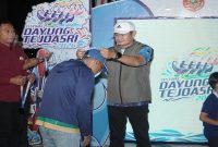 Bupati Lamongan Yuhronur Efendi saat menyerahkan piala kepada juara Festival Dayung Tejoasri di Bendungan Bengawan Mati, Desa Tejoasri, Kecamatan Laren, Kabupaten Lamongan, Minggu (9/8/2026). (Foto Dok Ho/RadarBangsa.co.id)