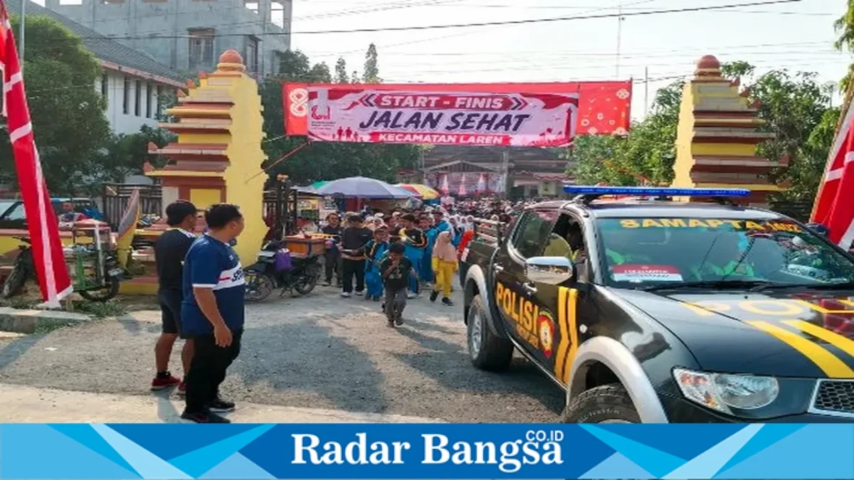 Forkopimcam bersama masyarakat mengikuti jalan santai dalam rangka memeriahkan HUT RI ke-81 di Kecamatan Laren, Minggu (16/8/2026). (Foto Dok Ho/RadarBangsa.co.id)