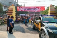 Forkopimcam bersama masyarakat mengikuti jalan santai dalam rangka memeriahkan HUT RI ke-81 di Kecamatan Laren, Minggu (16/8/2026). (Foto Dok Ho/RadarBangsa.co.id)