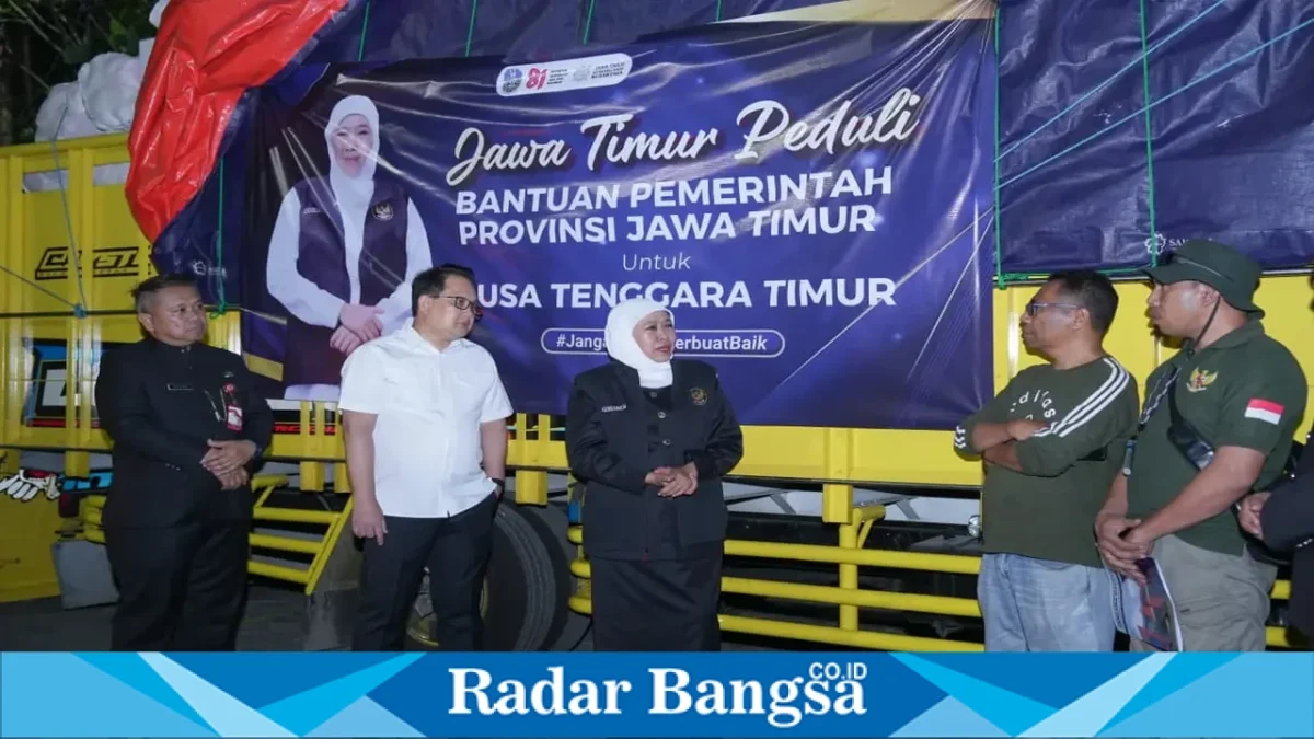 Gubernur Jawa Timur Khofifah Indar Parawansa saat menyampaikan dukungan kemanusiaan untuk korban gempa NTT di Surabaya, Senin (17/8/2026). (Foto Dok Ho/RadarBangsa.co.id)