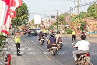 Anggota Polsek Tikung saat melaksanakan Commanderwish pagi di depan Mapolsek Tikung, Kecamatan Tikung, Lamongan, Selasa (11/8/2026). (Foto: Dok. Humas/RadarBangsa.co.id)