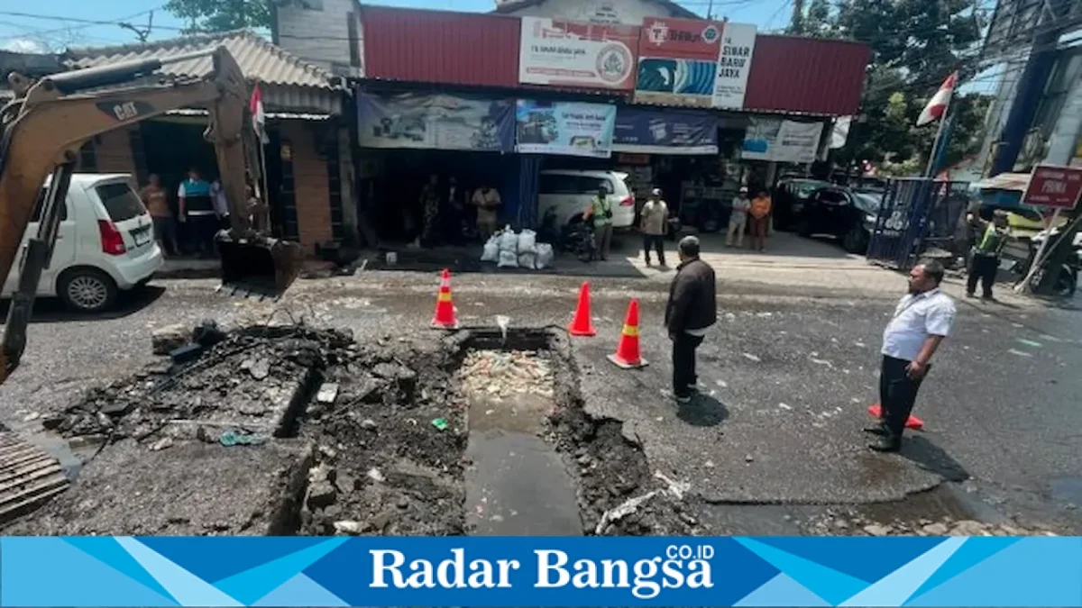 Petugas melakukan penanganan gorong-gorong ambles di Simpang Empat Petungasri, Kecamatan Pandaan, Kabupaten Pasuruan, Rabu (26/8/2026). (Foto Dok Ho/RadarBangsa.co.id)