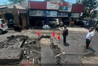 Petugas melakukan penanganan gorong-gorong ambles di Simpang Empat Petungasri, Kecamatan Pandaan, Kabupaten Pasuruan, Rabu (26/8/2026). (Foto Dok Ho/RadarBangsa.co.id)